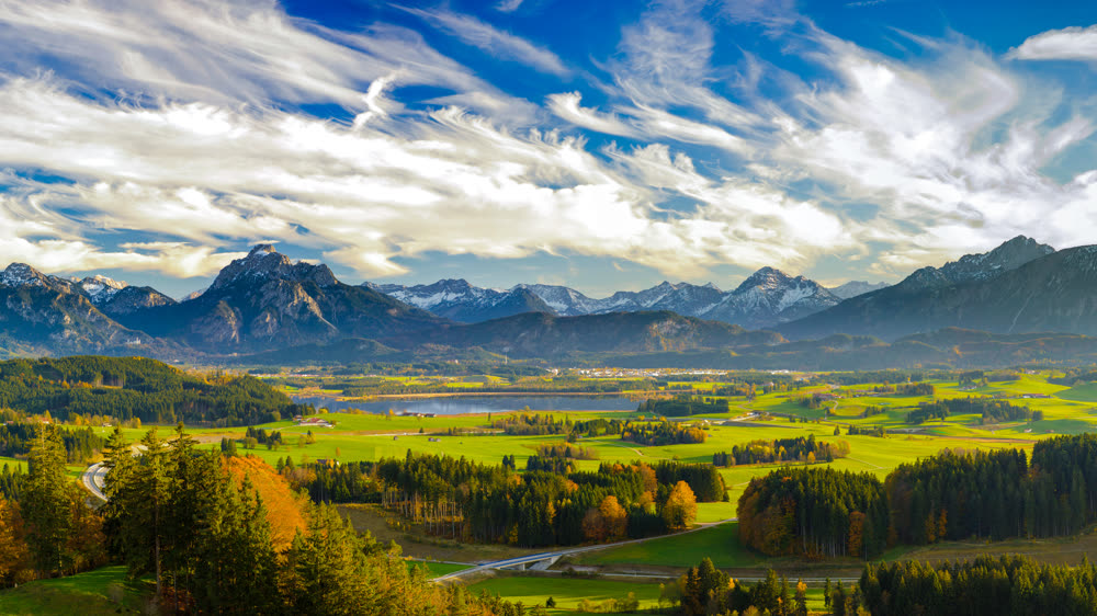 Hopfensee bei Füssen vor der Alpenkette Hopfensee bei Füssen vor der Alpenkette