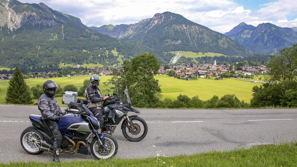 Auf der Landstraße nach Westerhofen im Oberallgäu Auf der Landstraße nach Westerhofen im Oberallgäu